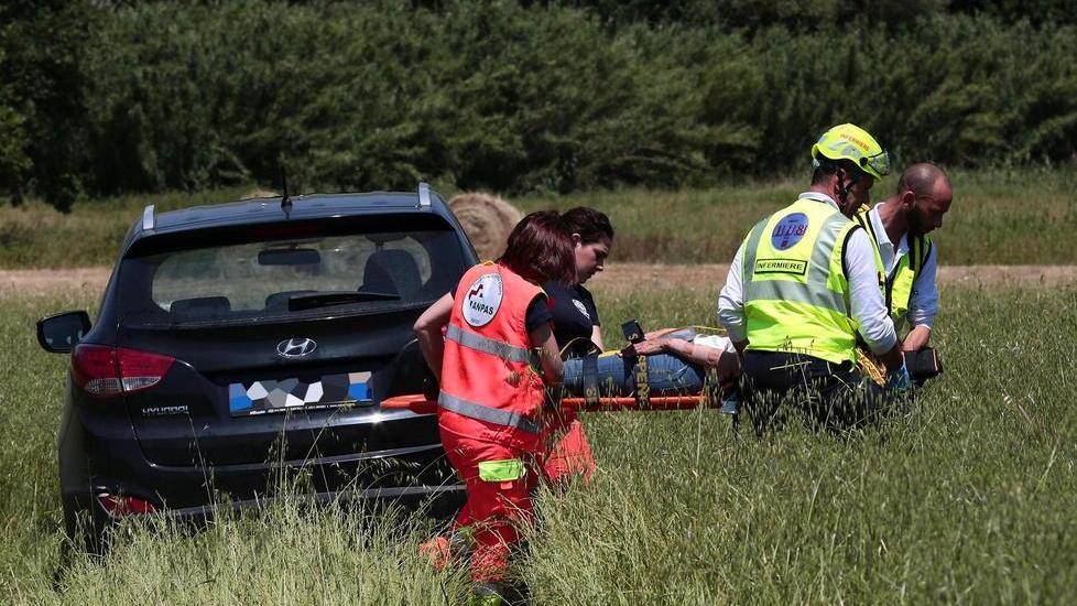 Con l’auto in un campo a Mercatale