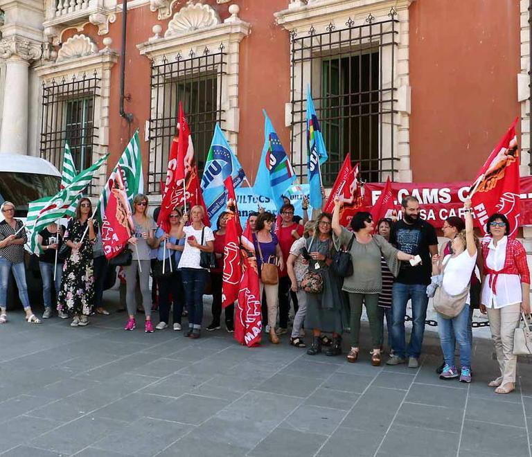 Mense e pulizie si fermano, in piazza per il contratto di lavoro