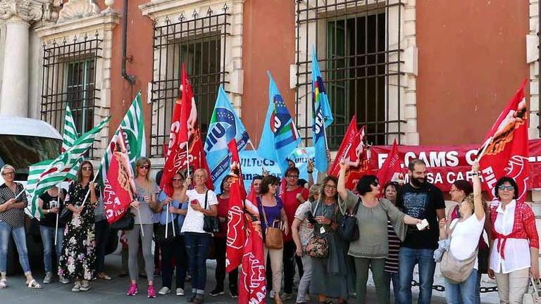 Mense e pulizie si fermano, in piazza per il contratto di lavoro
