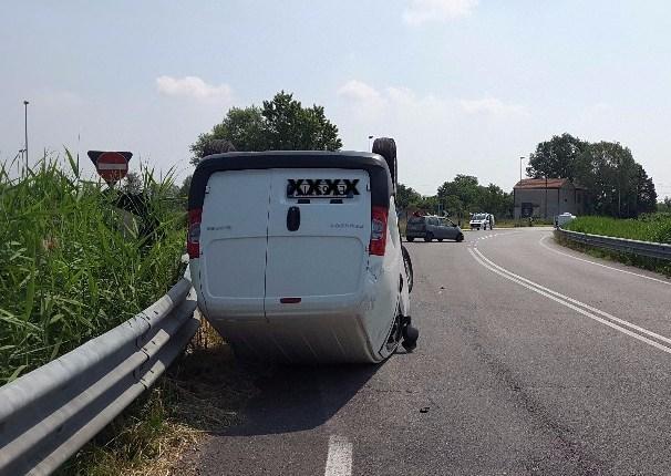 Scontro in Cispadana, pulmino si rovescia 