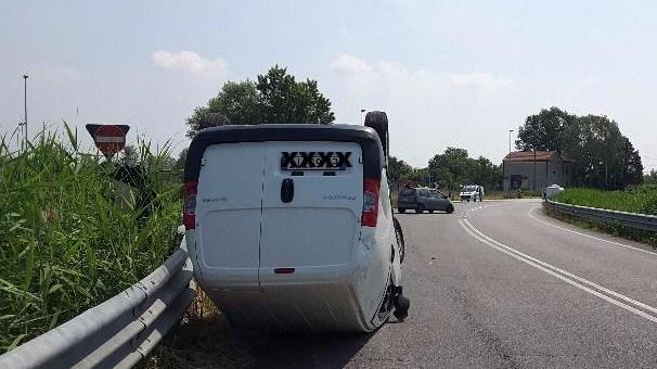 Scontro in Cispadana, pulmino si rovescia
