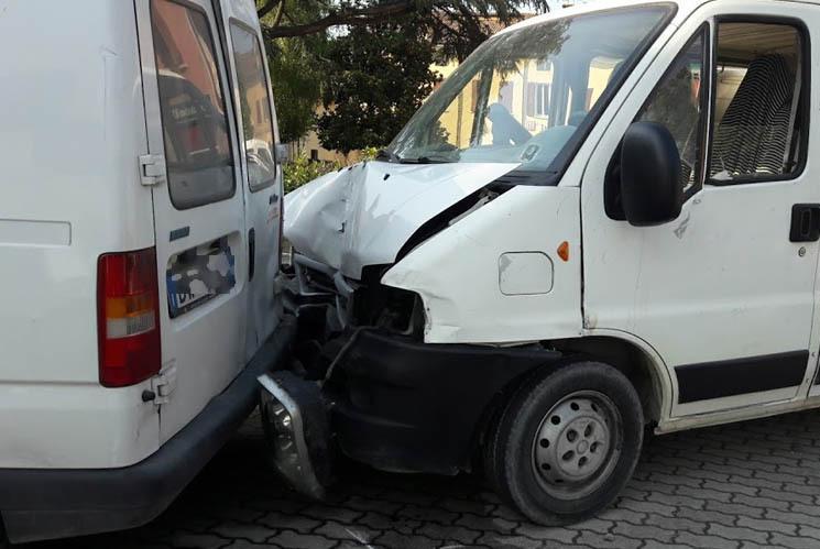 Nomade scappa e lascia l’amico ferito dopo un incidente