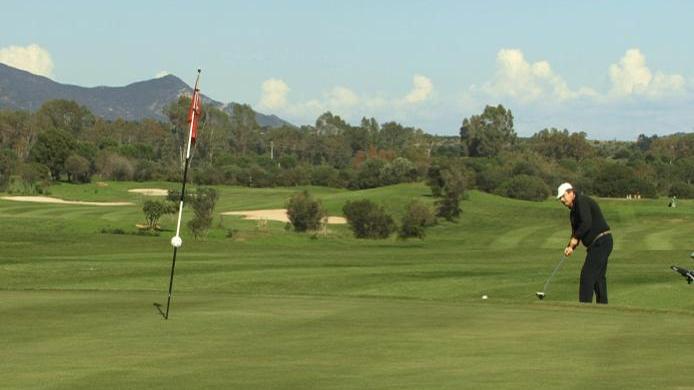 Sabato al Golf Is Molas va in buca la solidarietà