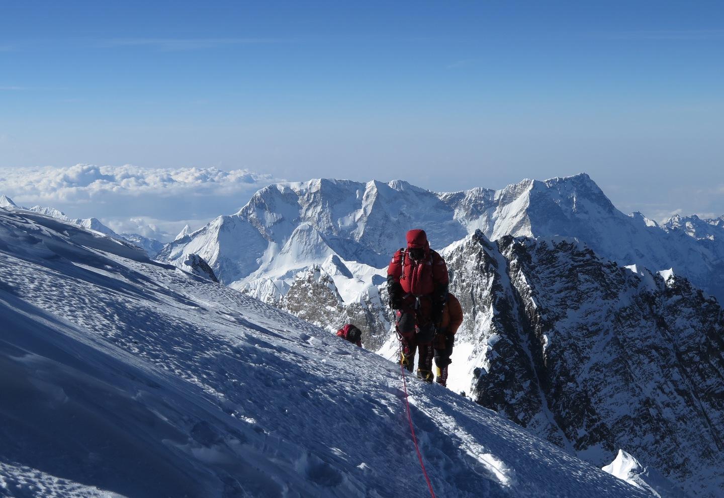 L'alpinista nuorese sul tetto del mondo: «A 8000 metri ho pensato: mollo tutto»  