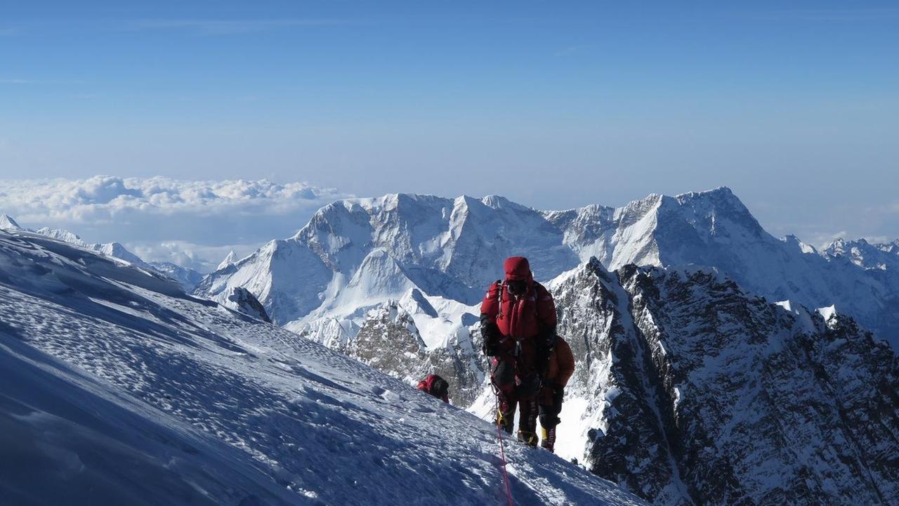 L'alpinista nuorese sul tetto del mondo: «A 8000 metri ho pensato: mollo tutto»  