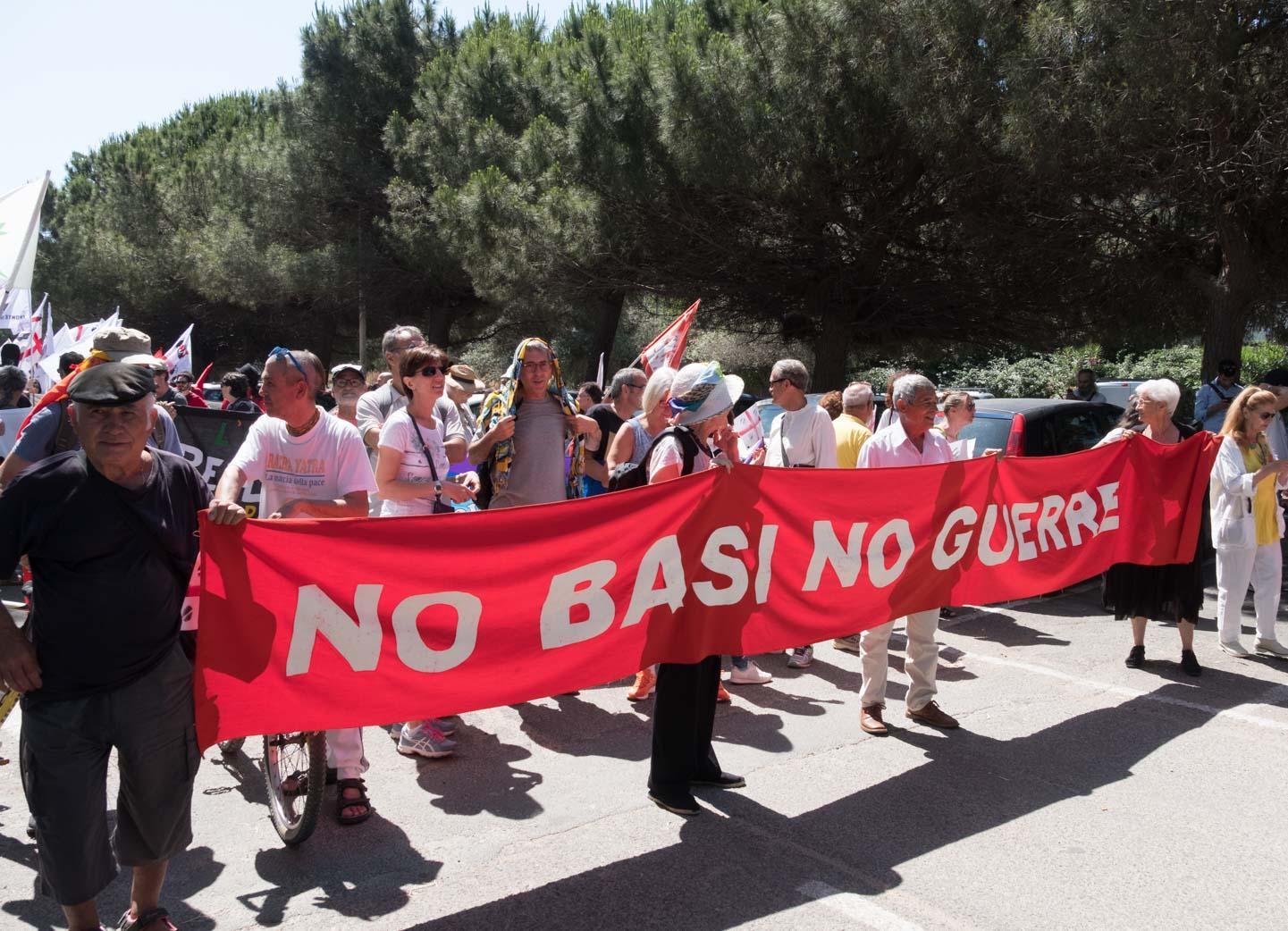 Gli antimilitaristi in corteo (foto Mario Rosas)