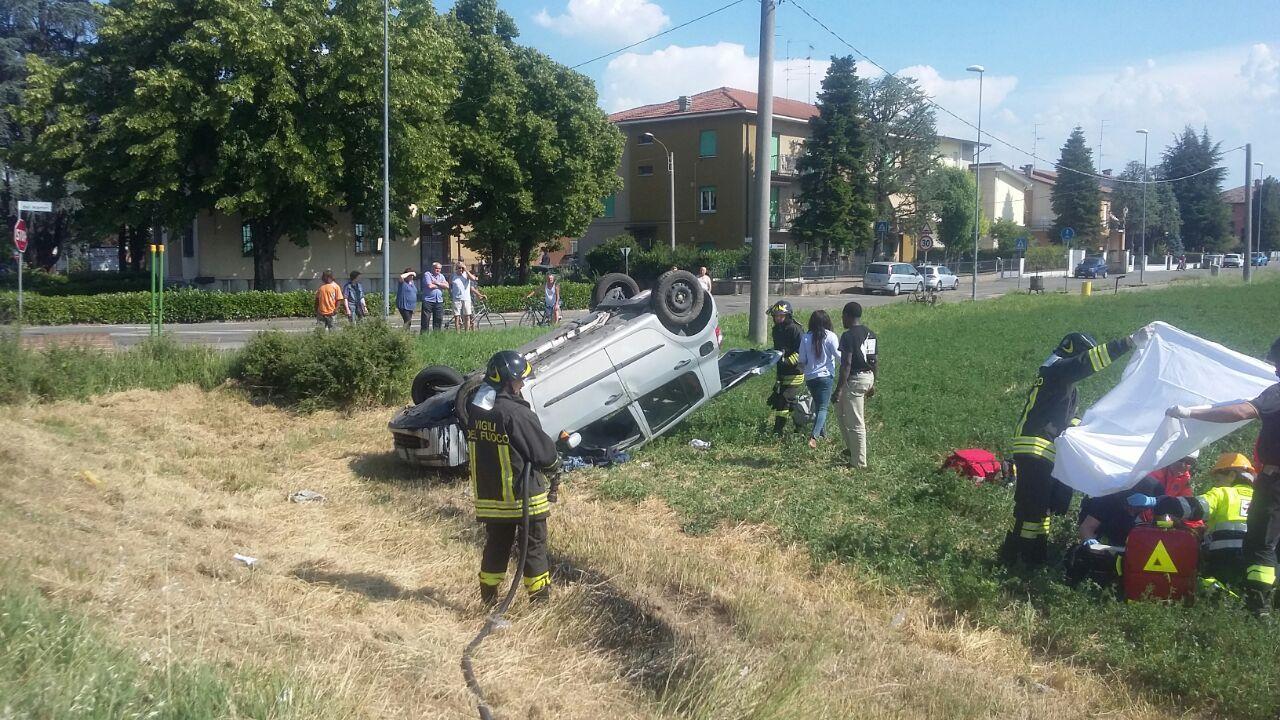 Via Emilia: auto si ribalta a Calerno, ferite due donne
