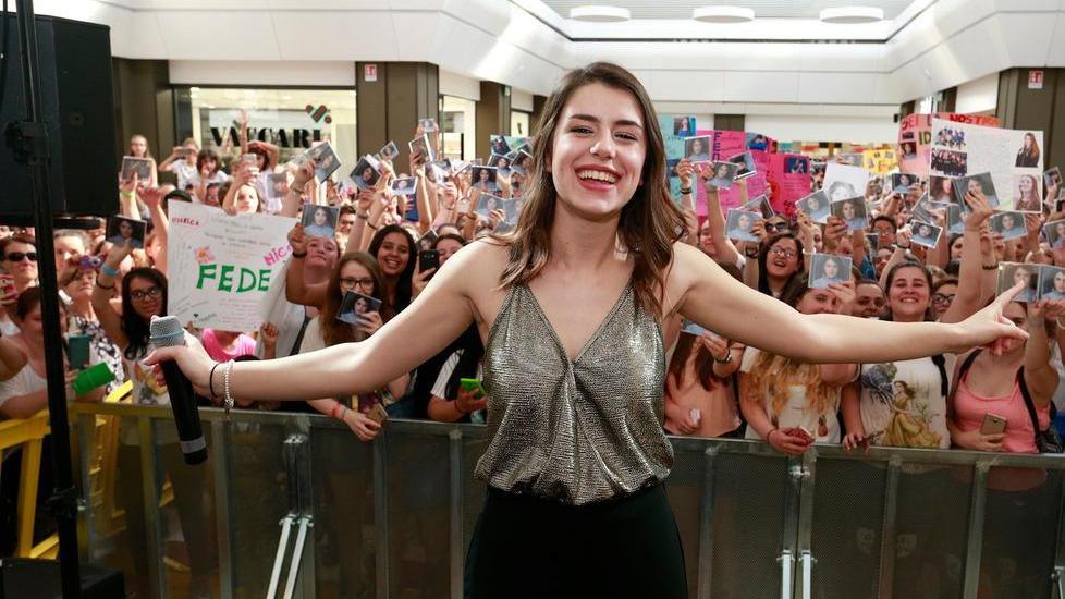 Modena, l’assalto dei fan a Federica Carta finalista di “Amici”