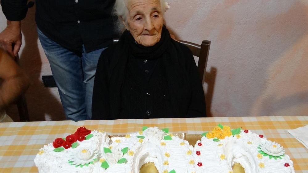 La centenaria davanti alla torta di compleanno