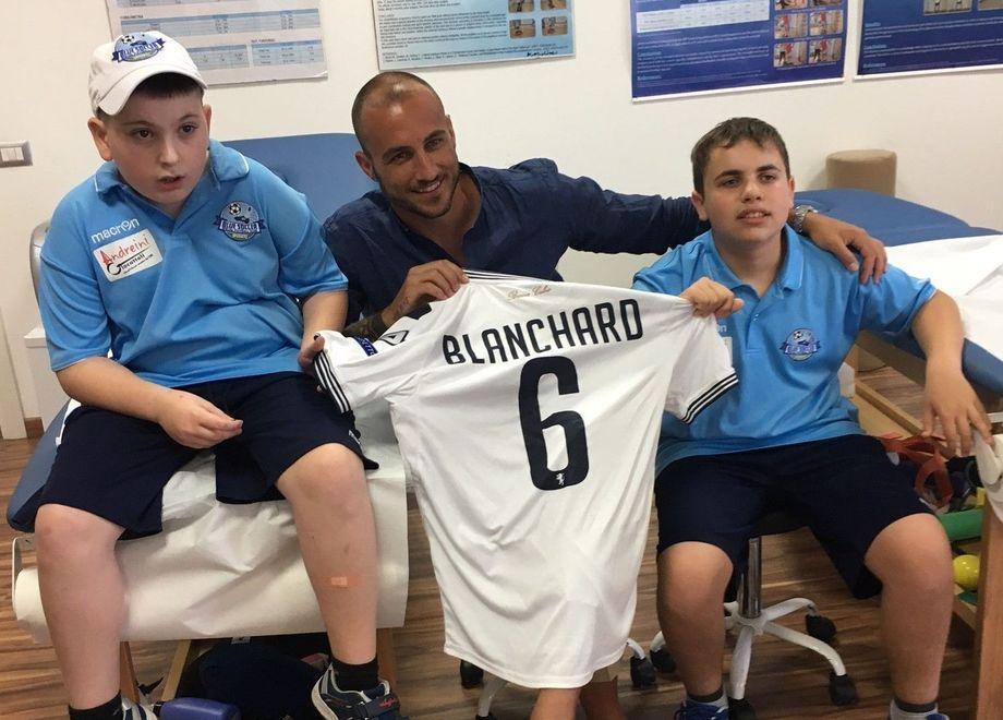 Un difensore dal cuore d’oro insieme ai ragazzi di Blue Soccer