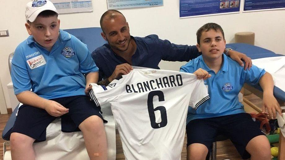 Un difensore dal cuore d’oro insieme ai ragazzi di Blue Soccer