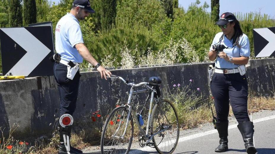 Finisce con la bici contro un’auto