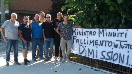 Gli amici del barista criticano il ministro