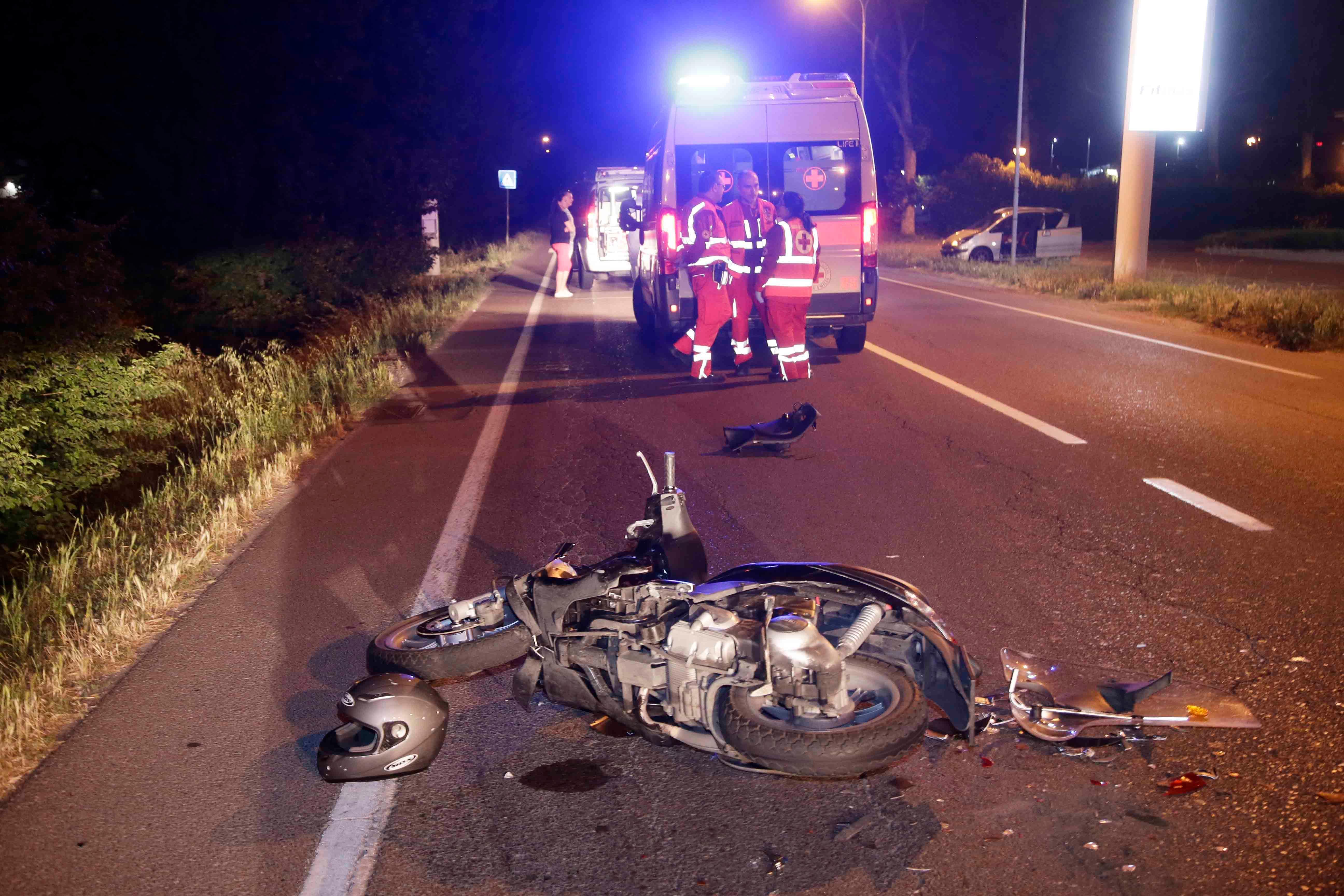 Reggio Emilia: cliente delle lucciole provoca un incidente e poi si dà alla fuga   