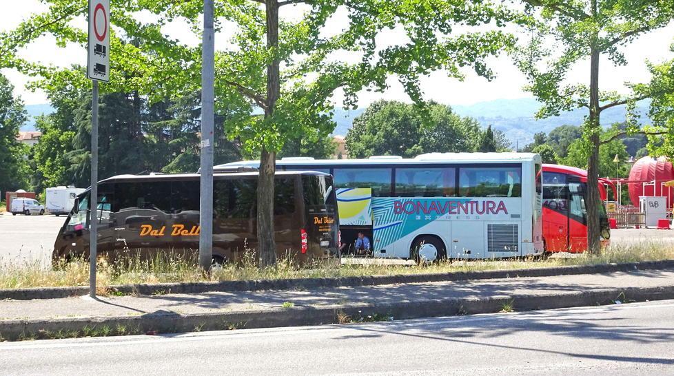 E i bus parcheggiano davanti al Parterre 