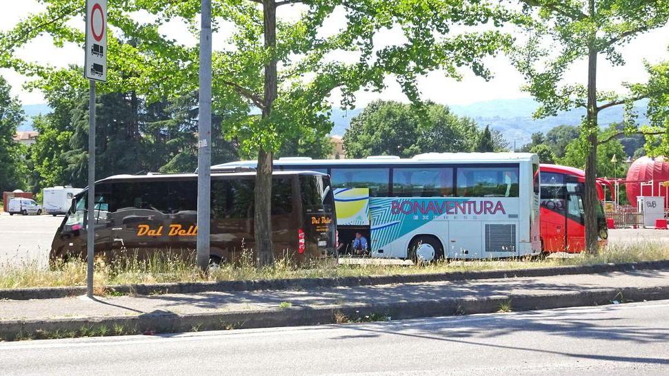 E i bus parcheggiano davanti al Parterre