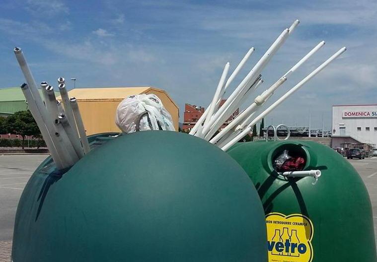 Neon abbandonati nella campana del vetro