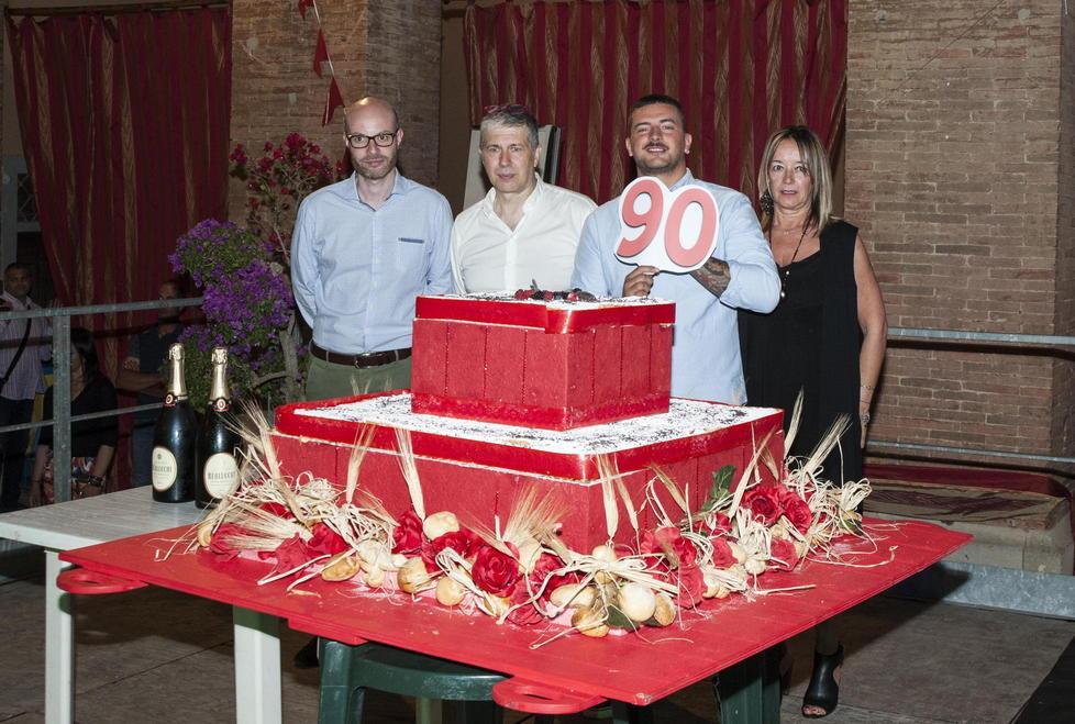 Festa in piazza per i 90 anni tra la farina 
