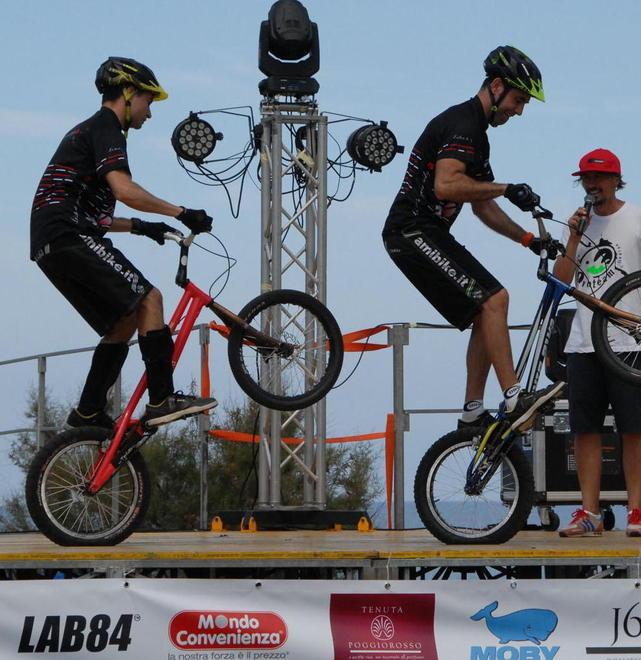Grande spettacolo con l’Outdoor sports nel Golfo di Baratti 
