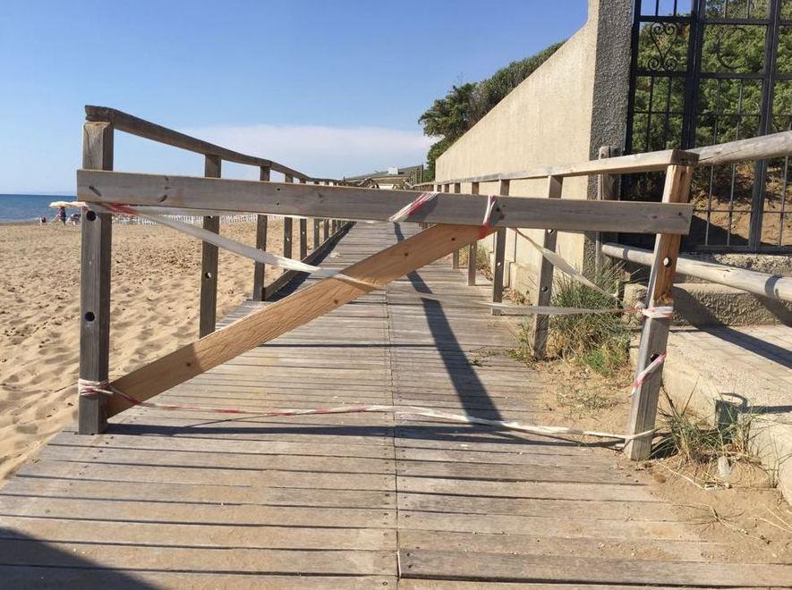 Passerella sulla spiaggia inagibile 