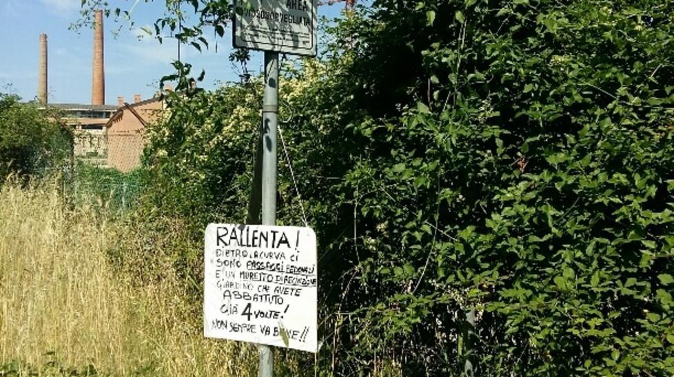 Auto sfrecciano, spunta il cartello 