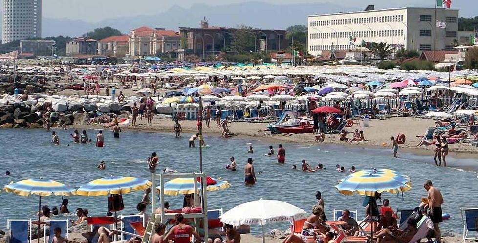 Spiagge gremite e tutto esaurito:  ponte da record 
