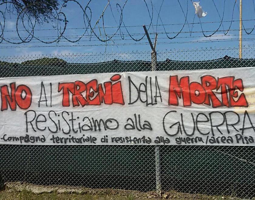 A Camp Darby contro i treni delle armi