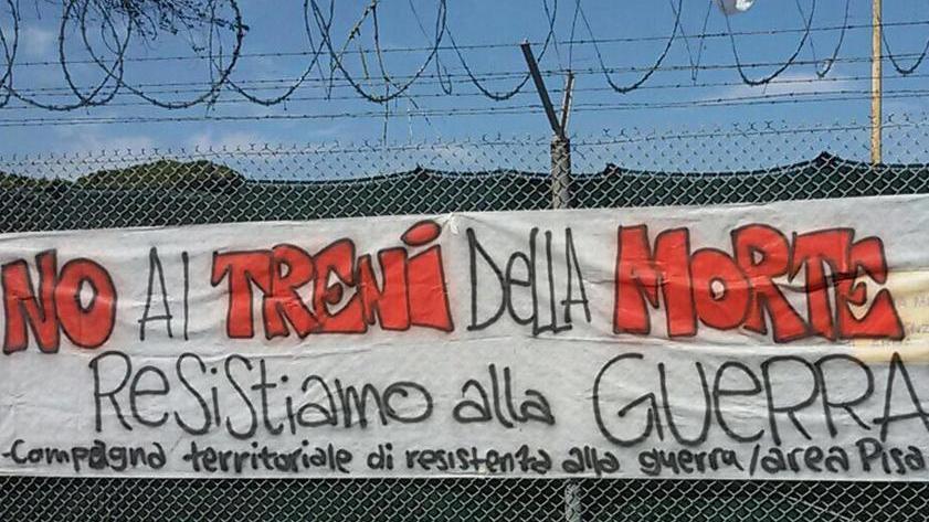 A Camp Darby contro i treni delle armi