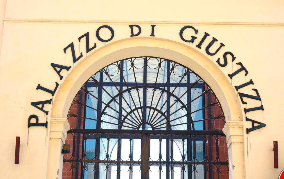 La moglie lo accusa Assolto anche grazie ai versi di una poesia