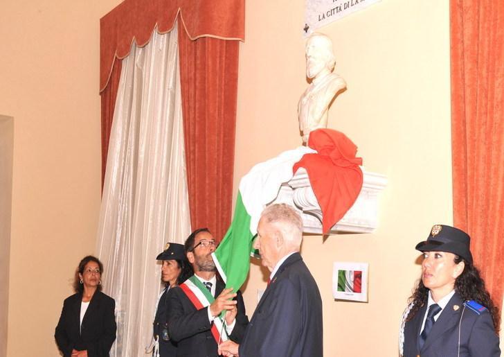 Donati al Comune busto e lettera di Giuseppe Garibaldi
