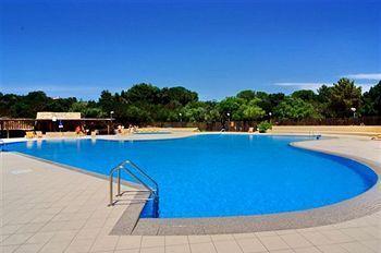 Bambino cade in piscina: salvato 