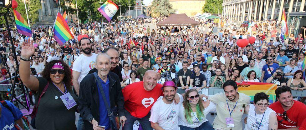 Reggio Emilia, dopo i 400 della processione l’ondata arcobaleno dei diecimila del REmilia Pride  