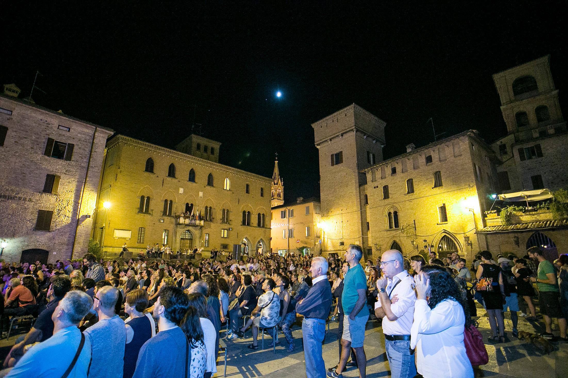 La piazza di Castelvetro piena per uno spettacolo del Mercurdo