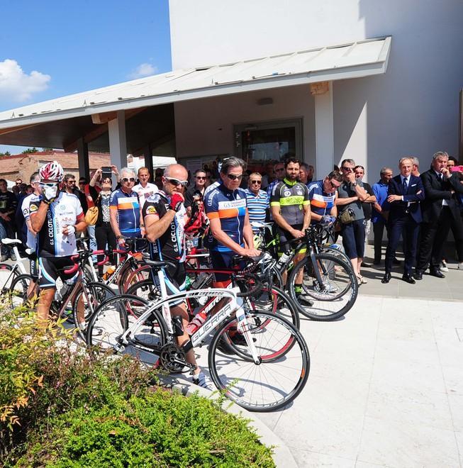 In bici e in lacrime per l’addio a Lorella 