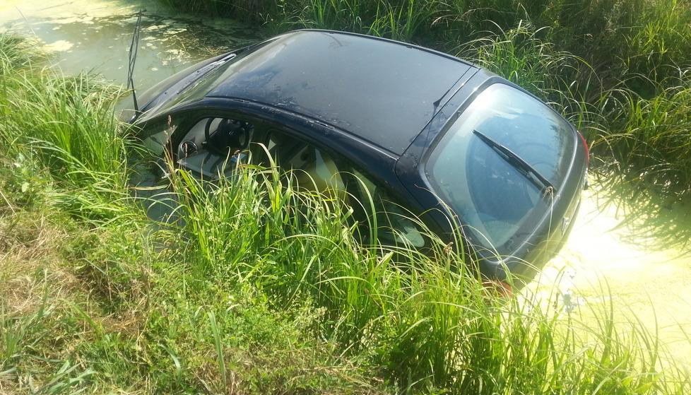 Luzzara, precipita con l'auto nel canale pieno d'acqua
