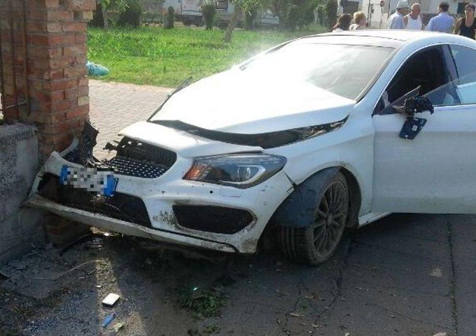 Auto contro casa: conducente in ospedale