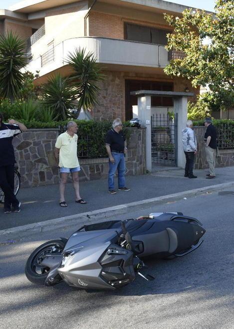 Scooterista finisce in terra Sul posto il 118, traffico in tilt 
