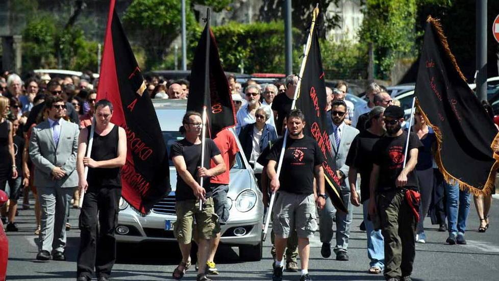 Bandiere anarchiche e tante lacrime per Nicola Toscano 