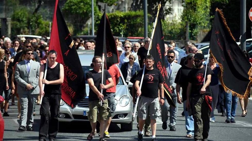 Bandiere anarchiche e tante lacrime per Nicola Toscano