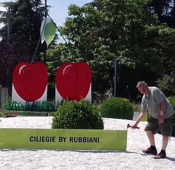 E Rubbiani espone il “monumento” alla ciliegia