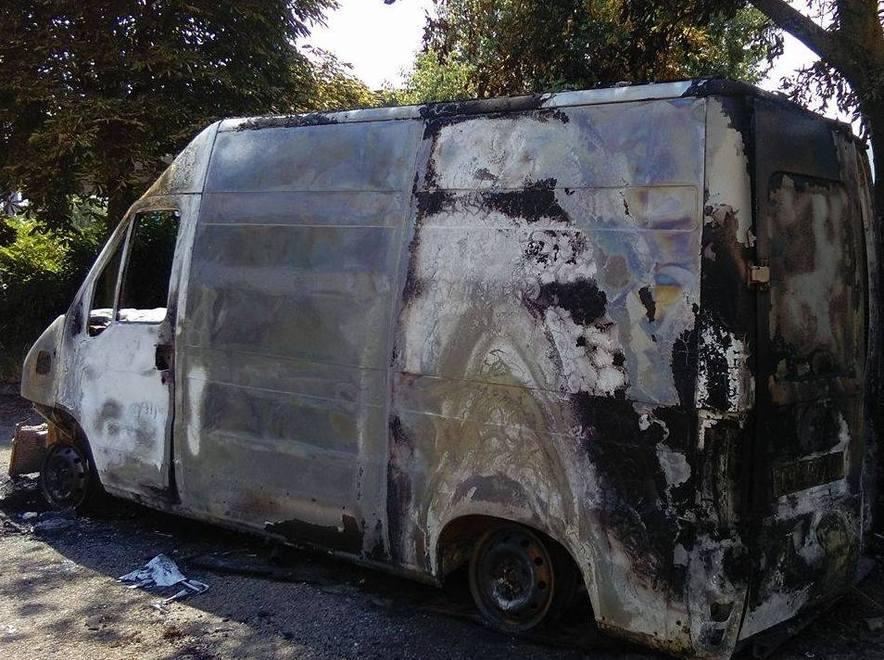 Rogo doloso devasta furgone nella zona industriale ovest