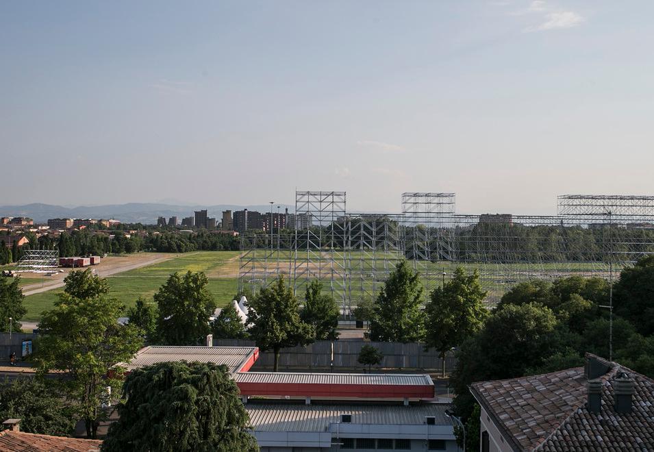 Il fronte del palco è ormai completato, il lavoro prosegue