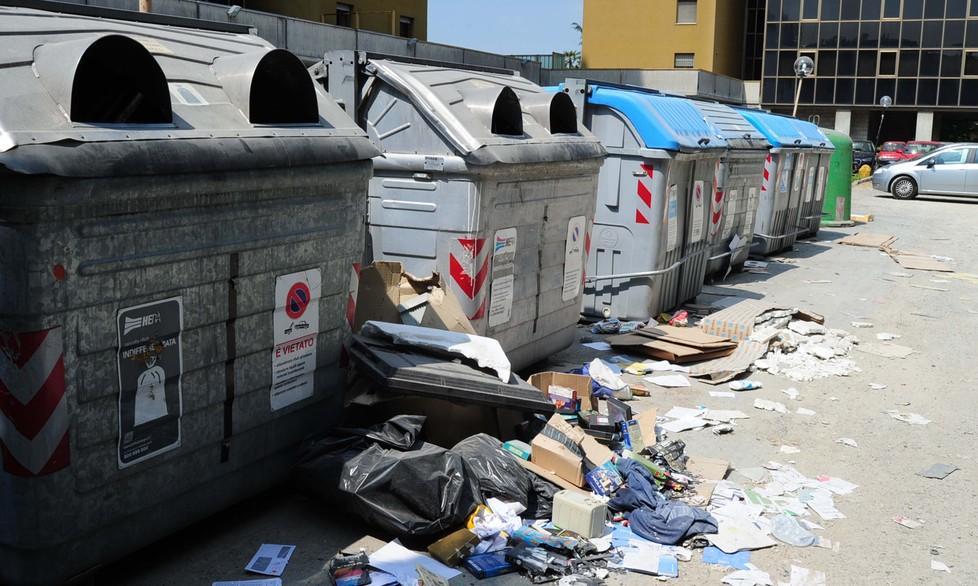 La discarica davanti ai cassonetti