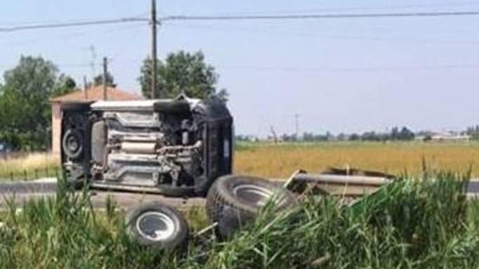 Mirandola, auto tampona trattore: 59enne in ospedale