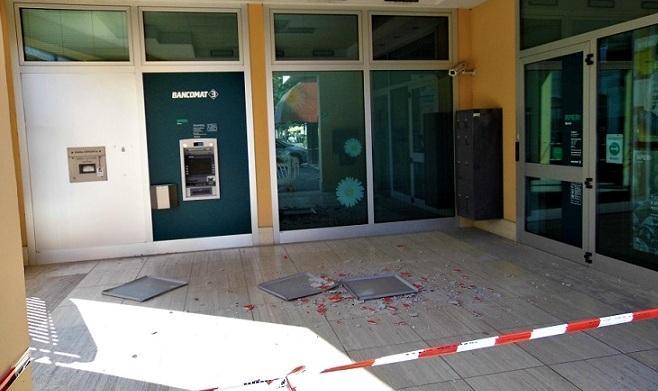 Crolla il controsoffitto del porticato Bper