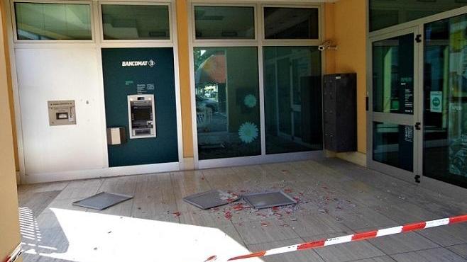 Crolla il controsoffitto del porticato Bper