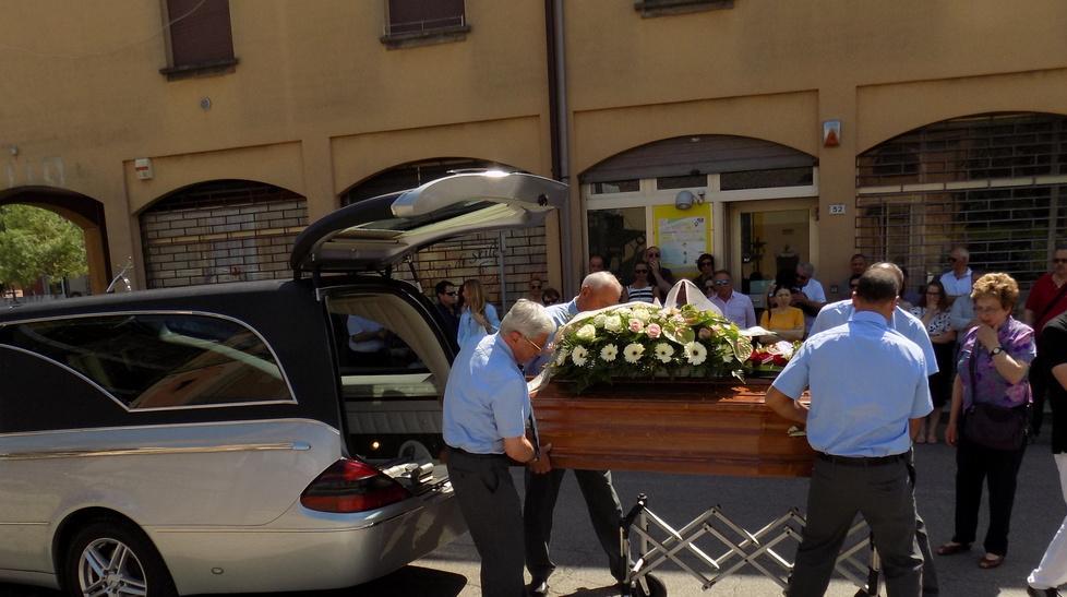«Destino beffardo» L’ultimo saluto alla 50enne di Dosso