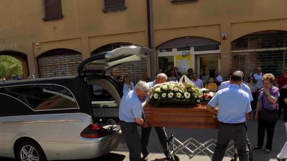 «Destino beffardo» L’ultimo saluto alla 50enne di Dosso