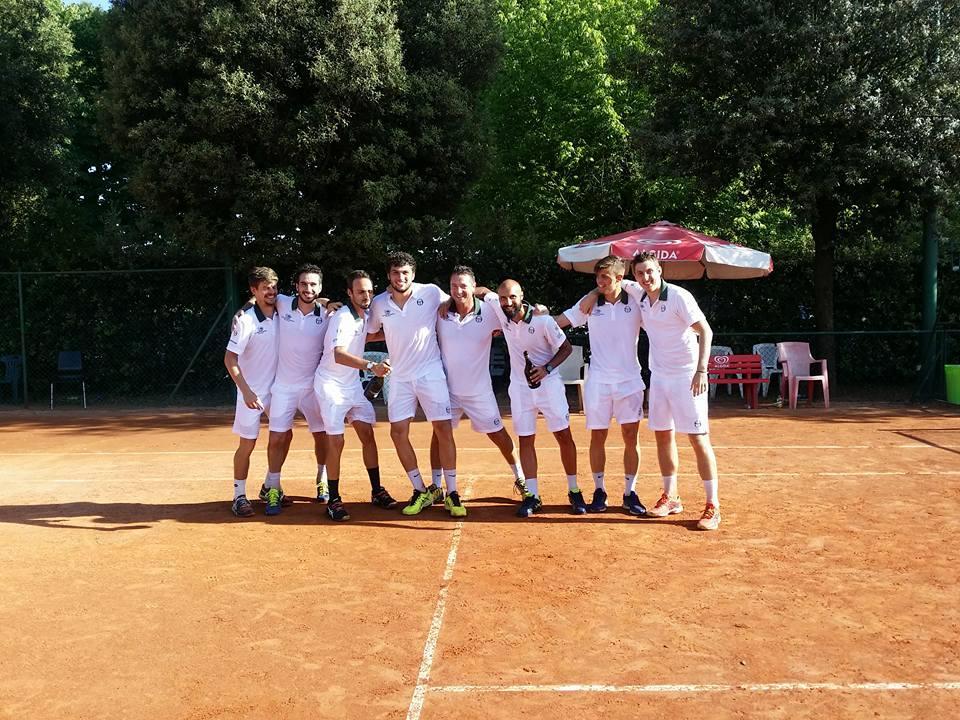 Foto di squadra con bottiglie di champagne per festeggiare la salvezza