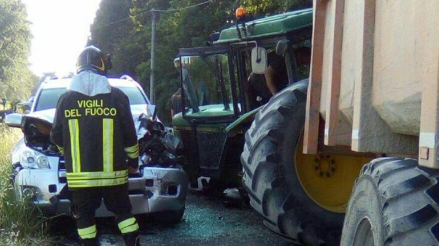 Auto contro trattore, feriti i conducenti